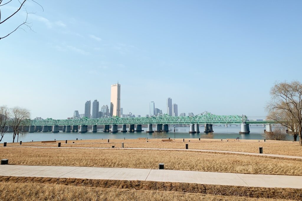 漢江鐵橋以及後方的汝矣島 63 大厦